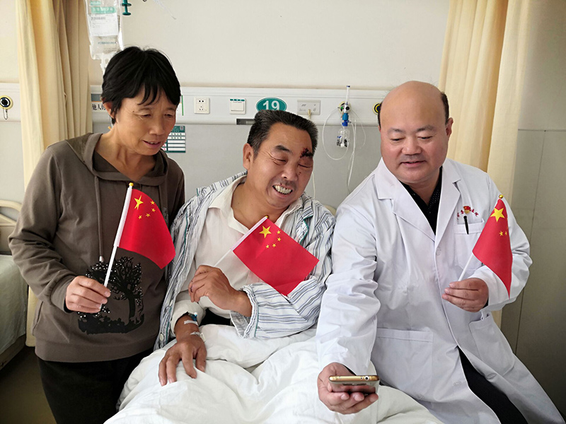 17 10月1日，华北医疗邢矿总医院表科二病区主任朱长沙下夜班后与患者、眷属共同旁观建国70年庆祝大会。贝贝摄.jpg